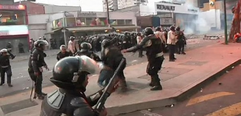 الأمن الفنزويلي يطلق الغازات والطلقات المطاطية لتفريق المتظاهرين