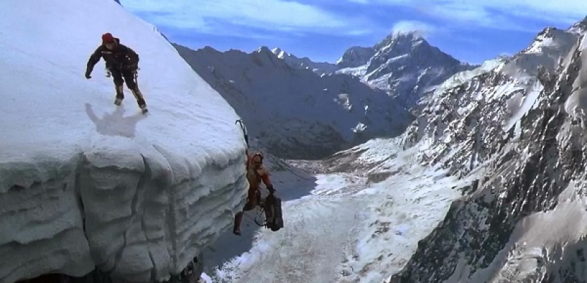 الثلوج تحاصر عشرات المتسلقين والمرشدين قرب جبل إيفرست