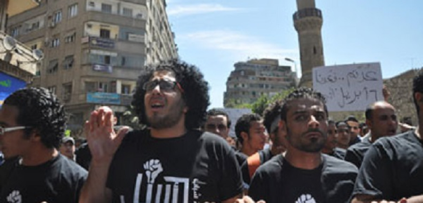 توافد النشطاء على “الاتحادية” للمطالبة بالإفراج عن أحمد دومة وماهر