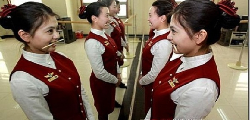 الصين تدرب شبابها على الابتسام لجذب السائحين