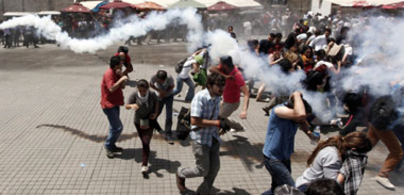 اشتباكات بين الشرطة التركية وأعضاء اتحادات العمال بميدان تقسيم