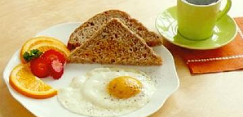 ‫إفطار غني بالبروتين يساعد على إنقاص وزنك