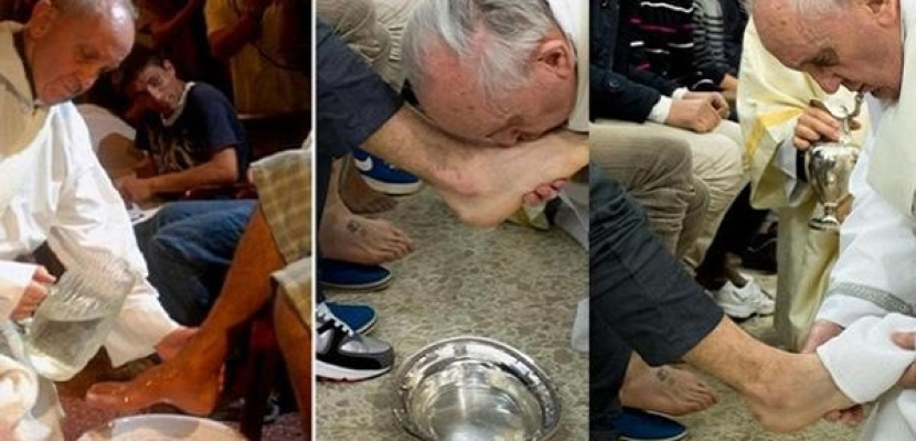بابا الفاتيكان يغسل قدم مسلم ليبي وينحني ويقبّلها
