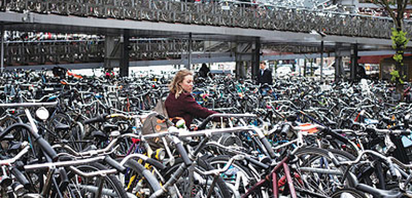 هولندا تبدأ في بناء أكبر ساحة في العالم لانتظار الدراجات