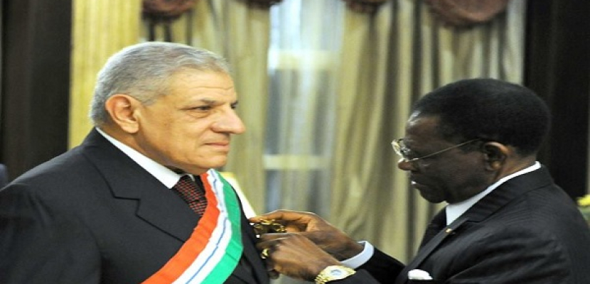 رئيس غينيا يشيد بزيارة محلب ويمنحه أعلى وسام فى بلاده