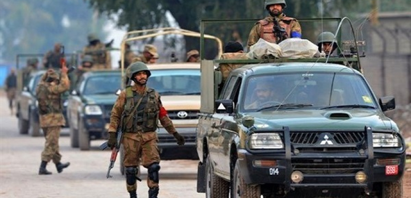 مقتل ستة جنود وحارس أمن في هجمات بقنابل بباكستان