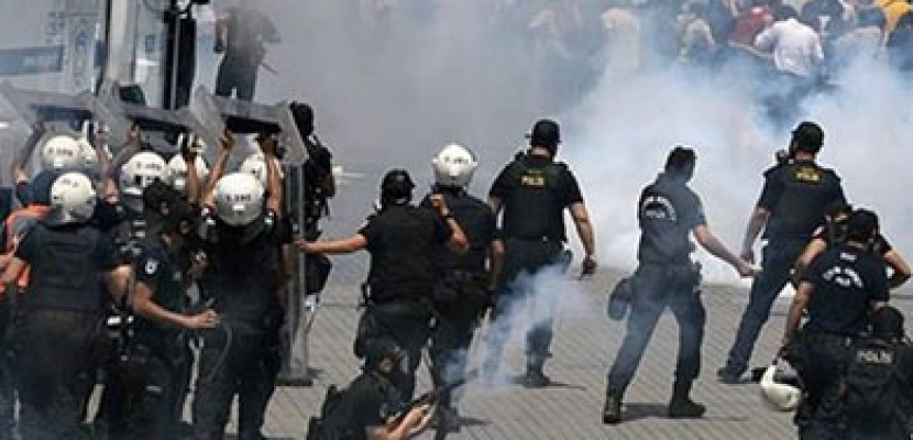 اشتباكات بين الطلبة والشرطة في جامعة اسطنبول