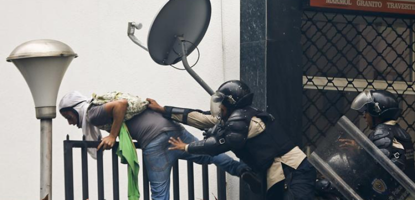 اندلاع اشتباكات بعد مداهمة مخيمات احتجاج لطلاب في فنزويلا