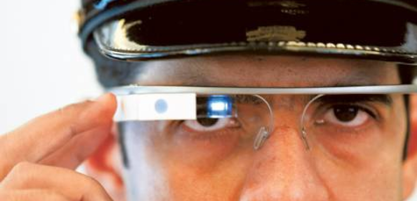 شرطة دبي تختبر نظارة جوجل لاستخدامها في ضبط المرور