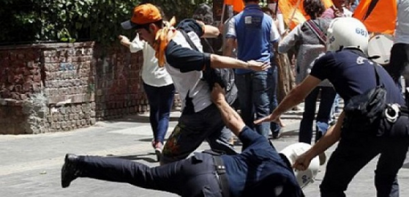 إصابة شخص في اشتباكات بين الشرطة ومحتجين في اسطنبول