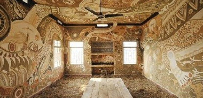 فنان يابانى يزين جدران مدرسة بلوحات مدهشة من الطين