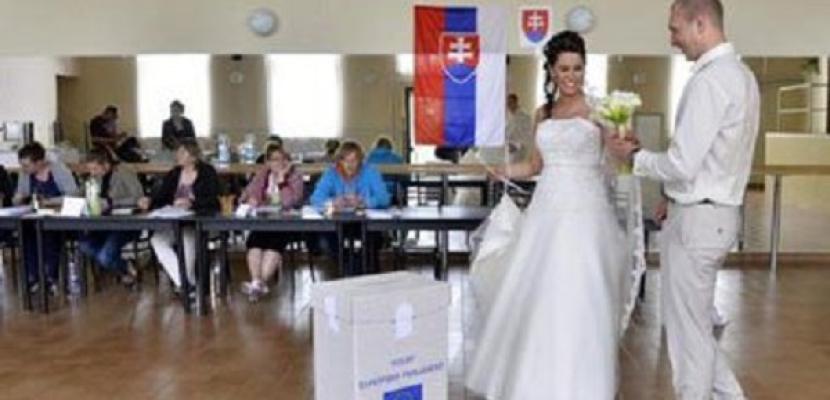 صورة لعروسين يصوتان فى “الانتخابات الأوروبية” تثير إعجاب الأوروبيين