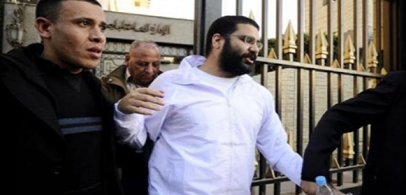 بدء محاكمة علاء عبد الفتاح و24 آخرين في أحداث “الشورى”