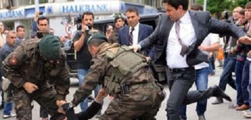 فصل مساعد رئيس الوزراء التركى على خلفية ركله محتجا