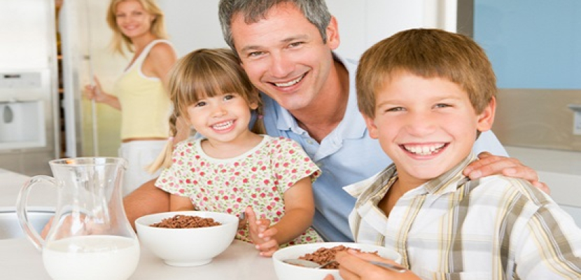 تناول الأطفال وجبة الإفطار مع الأسرة يقي من الإصابة بالسمنة