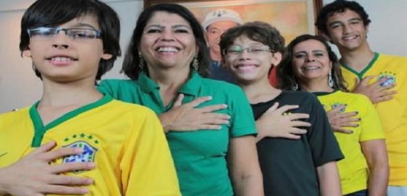 أفراد أسرة برازيلية مولودون بستة أصابع يتمنون فوز منتخبهم باللقب السادس