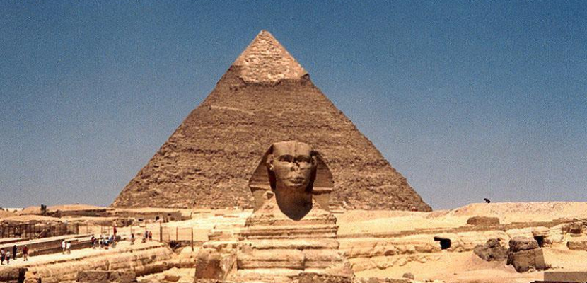 وزير الآثار يتفقد منطقة الأهرامات ويدعو السائحين لزيارة مصر
