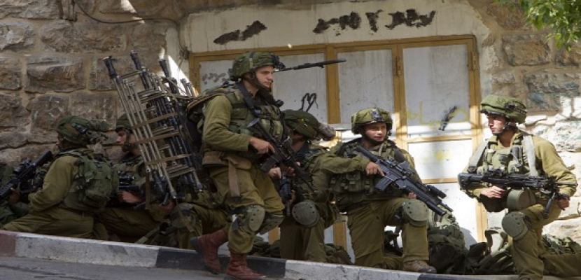 الجيش الإسرائيلي يبحث عن قتلة مستوطنين اثنين بالضفة الغربية