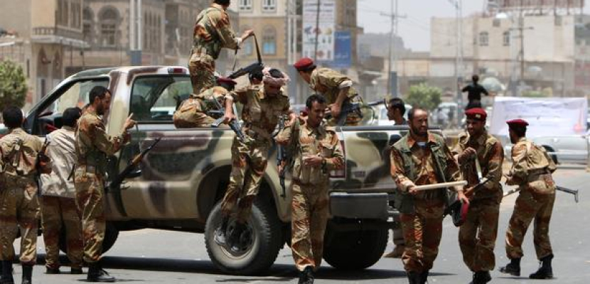 الجيش اليمني يشن هجوما مضادا على مطار اقتحمه مسلحو “القاعدة”