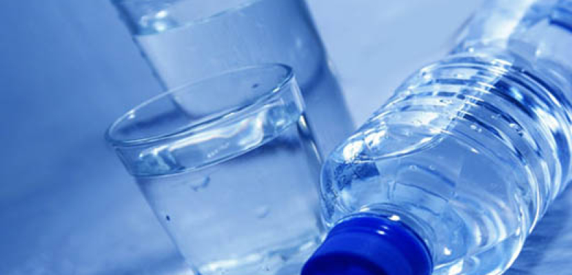 خبراء ينصحون بشرب الماء بدلا من المشروبات الغازية لتقليل السمنة