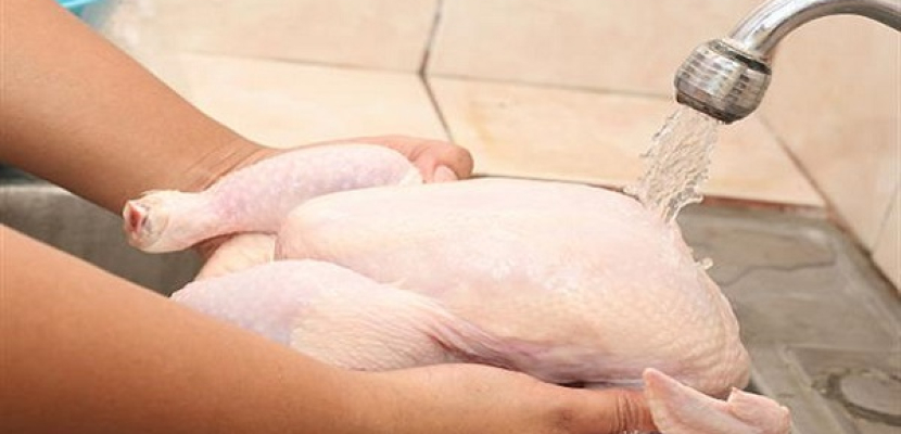 خبراء يحذرون من غسل الدجاج قبل الطهي