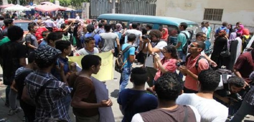 اشتباكات عنيفة بالحجارة وقنابل الغاز بين طلاب الثانوية وقوات الأمن أمام وزارة التعليم