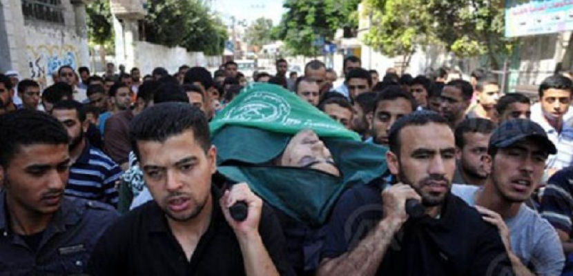 القوات الإسرائيلية تقتل فلسطينيا في جنازة بالضفة الغربية