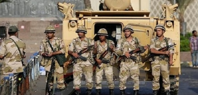 الجيش: مقتل عميد وإصابة اثنين آخرين إثر إطلاق النار عليهم بجسر السويس