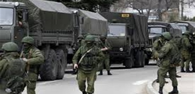مركبات عسكرية روسية وقافلة مساعدات تنتظر قرب حدود أوكرانيا