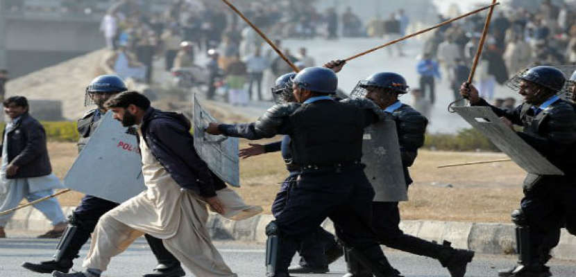 اشتباكات بين الشرطة ومحتجين معارضين للحكومة في باكستان