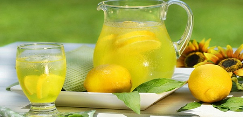 عصير الليمون الدافئ صباحا يقي من الأمراض