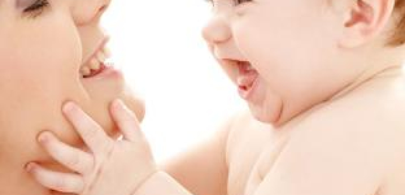 دراسة: غناء الأم يهدئ الطفل المبتسر