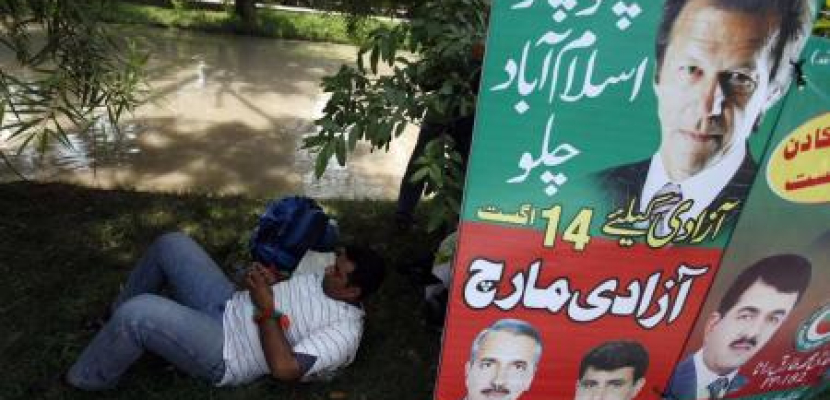 الحكومة الباكستانية تشق صفوف معارضيها بسياسة متناقضة بشأن التظاهر