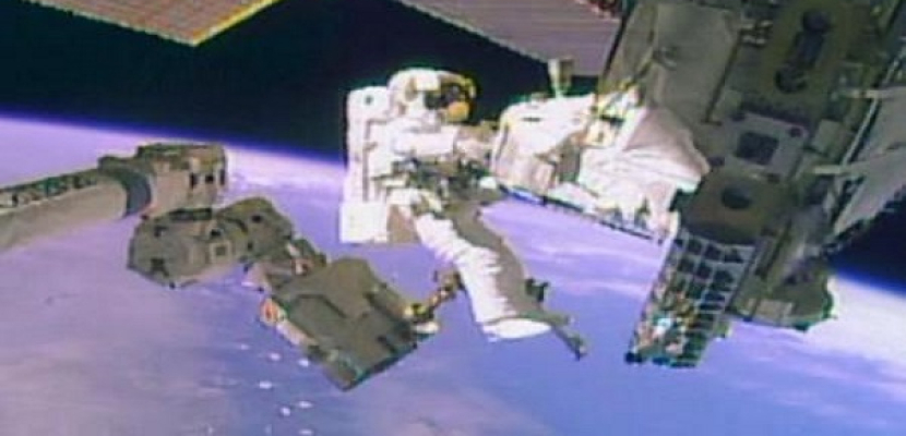 أمريكيان يسبحان في الفضاء لتجهيز محطة فضائية لإستقبال رحلات تجارية