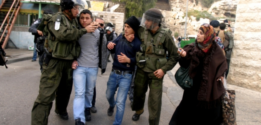 قوات إسرائيلية تعتقل 17 فلسطينيًا من قرية جنوب جنين بالضفة الغربية