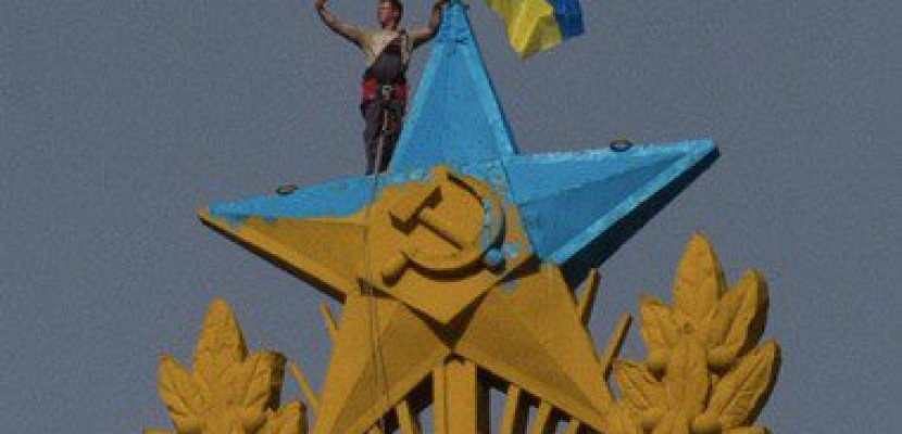 4 أشخاص يتسلقون أكبر ناطحة سحاب فى روسيا للتظاهر