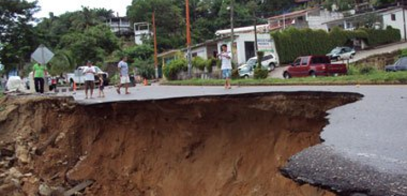 ارتفاع حصيلة ضحايا الانهيار الأرضى فى إندونيسيا إلى 51 قتيلا