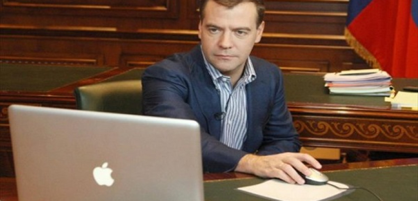 قراصنة اخترقوا حساب ميدفيديف على تويتر وأعلنوا استقالته.. ومكتبه ينفي