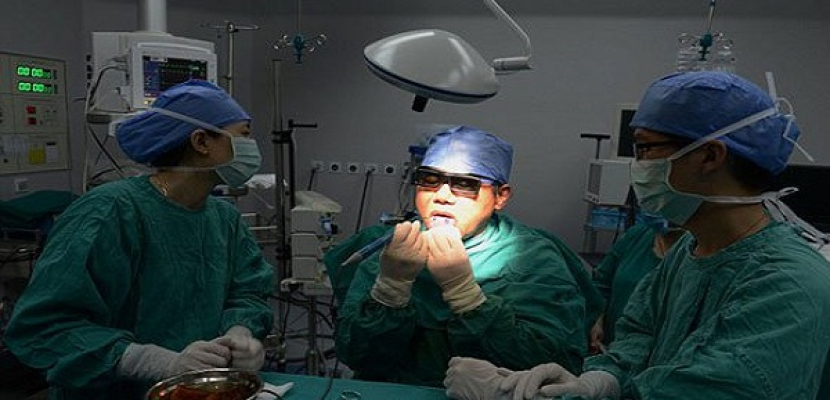 طبيب صينى يجرى عملية لنفسه ليخلص زوجته من إزعاج “شخيره”
