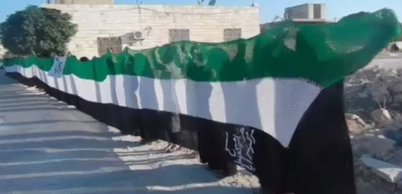 نساء إدلب يرفعن أكبر علم للثورة السورية