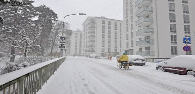 سكان السويد يستيقظون على الثلج