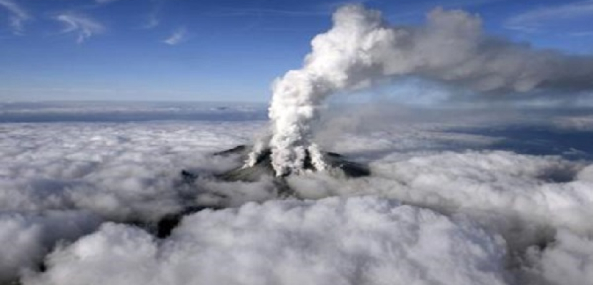 إلغاء رحلات جوية بعد تصاعد سحابة رماد من بركان تشيلي