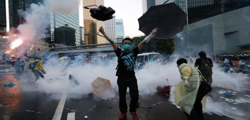 اشتباكات فى هونج كونج لدى محاولة إزالة متاريس المحتجين