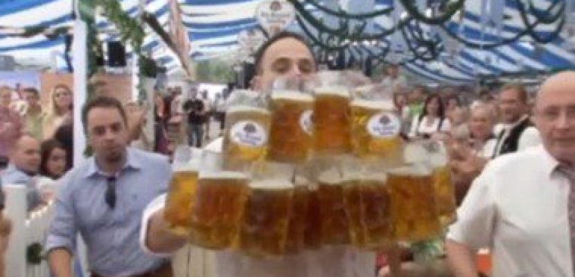 جرسون ألمانى يسجل رقما قياسيا عالميا فى حمل كئوس البيرة