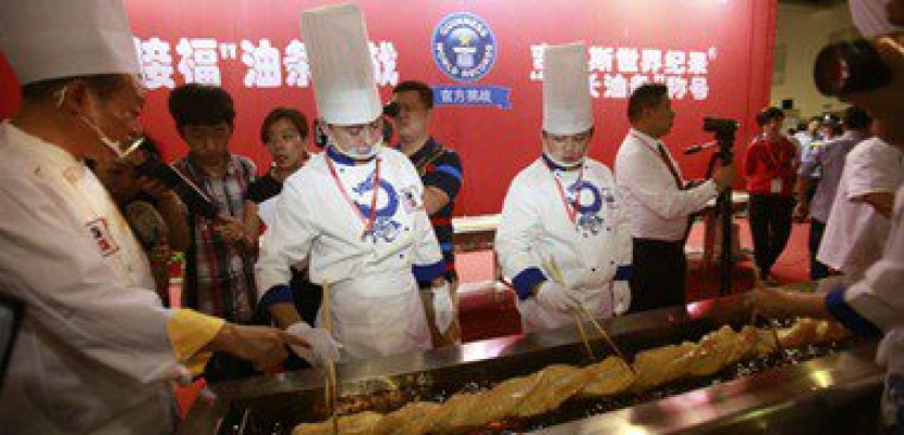 الصين تدخل موسوعة جينيس بأكبر خبز فى العالم