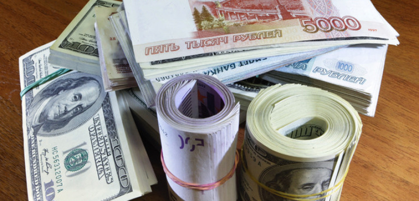 الروبل الروسي يتراجع لأدنى مستوى أمام الدولار