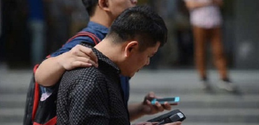 الصين تخصص شوارع لمدمني الهواتف الذكية لمنع الحوادث