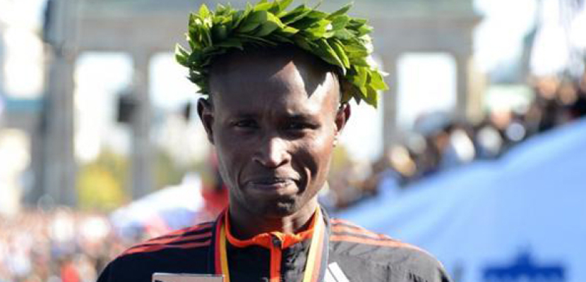 الكيني كيميتو يحطم الرقم القياسي العالمي لسباق الماراثون