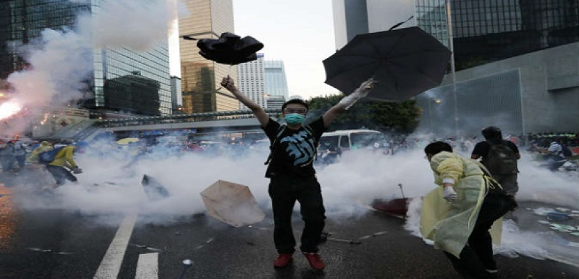 إصابة 10 متظاهرين خلال محاولة الشرطة في هونج كونج تفريقهم بالقوة