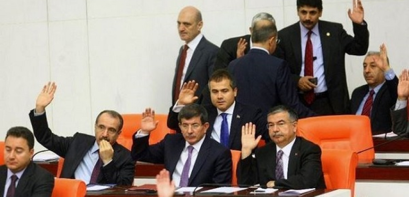 البرلمان التركي يبحث طلب الحكومة للتفويض بشأن سوريا والعراق